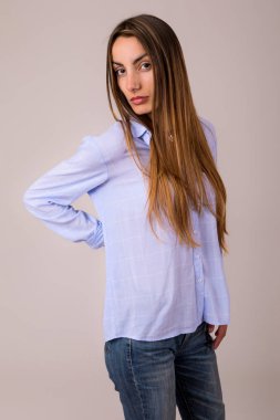 genç güzel kadın kapatmak dikey