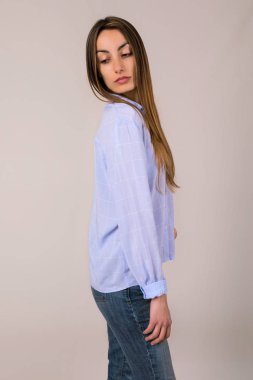 genç güzel kadın kapatmak dikey