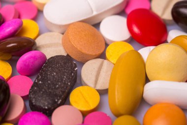 farklı tabletler haplar kapsül yığınları karışık terapi ilaçları