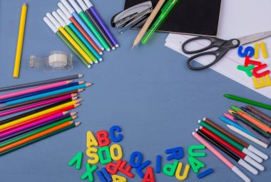 Mavi ahşap arka planda okul konseptine dönelim.