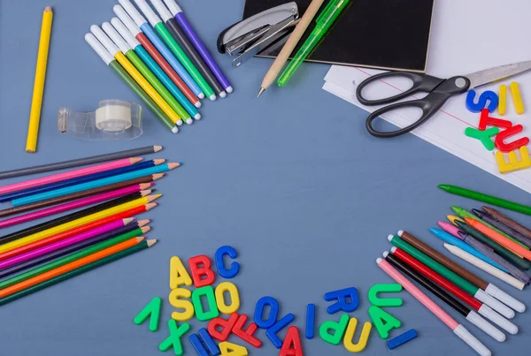 Mavi ahşap arka planda okul konseptine dönelim.