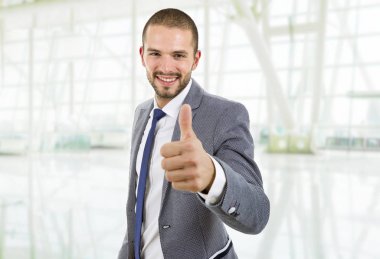 başparmak yukarıya, ofiste mi iş adamı