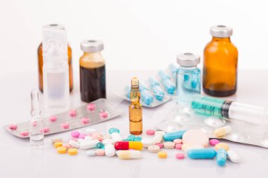 farklı tabletler haplar kapsül yığınları karışık terapi ilaçları 