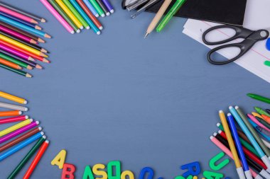 Mavi ahşap arka planda okul konseptine dönelim.