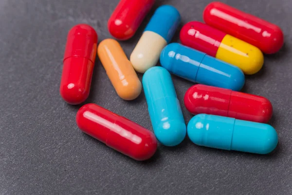 farklı tabletler haplar kapsül yığınları karışık terapi ilaçları