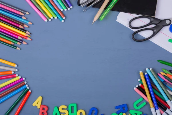 Mavi ahşap arka planda okul konseptine dönelim.