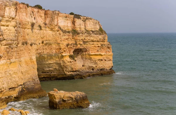 Пляж Фасия да Маринья, Маринья в Алгарве, Португалия — стоковое фото