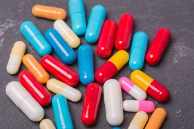 farklı tabletler haplar kapsül yığınları karışık terapi ilaçları