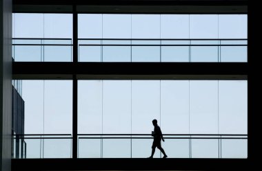 Bir modern ofis binası iç bir işadamı görünümünü siluet