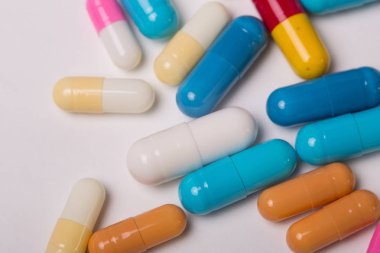 farklı tabletler haplar kapsül yığınları karışık terapi ilaçları 