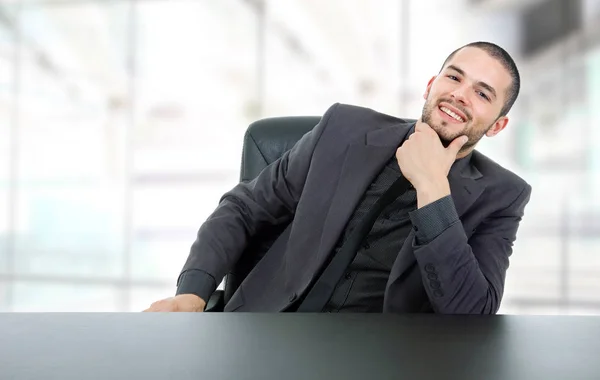 Człowiek szczęśliwy biznesu na biurku, w urzędzie — Zdjęcie stockowe