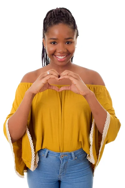 Felice ragazza africana facendo un cuore con le mani, isolato — Foto Stock