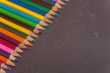 Koyu arkaplanda, ahşap renkli kalemler.