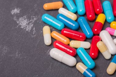 farklı tabletler haplar kapsül yığınları karışık terapi ilaçları