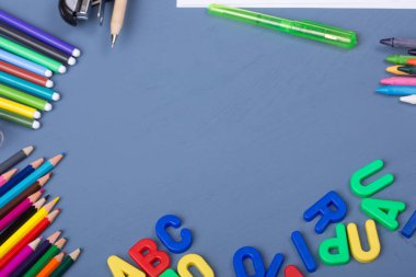 Mavi ahşap arka planda okul konseptine dönelim.