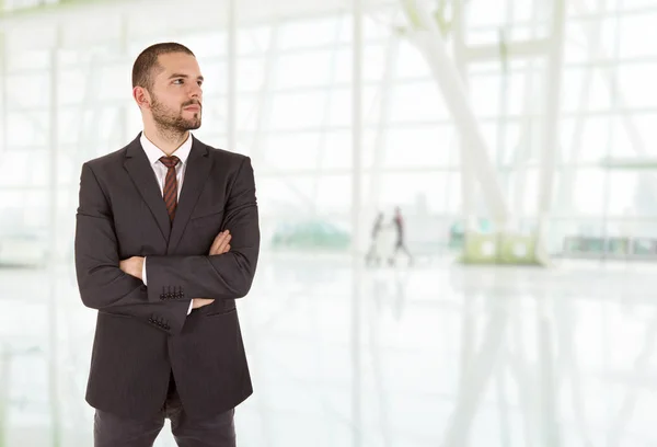 Joven hombre de negocios pensando en la oficina — Foto de Stock