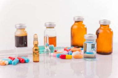 Beyaz arka planda farklı uyuşturucu türleri