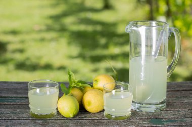 ahşap bir masa, sonbahar seti, açık üzerinde limon suyu