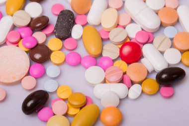 farklı tabletler haplar kapsül yığınları karışık terapi ilaçları