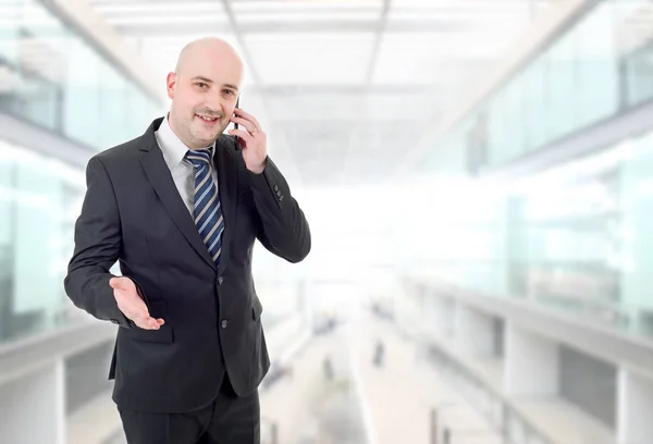 Glücklicher Geschäftsmann am Telefon, im Büro — Stockfoto