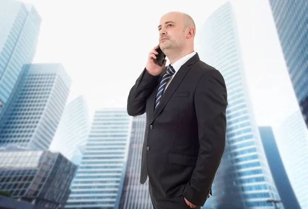 Homme d'affaires au téléphone, au bureau — Photo