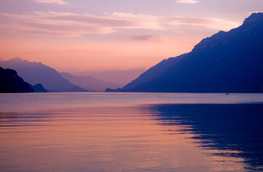 İsviçre, Brienz 'de gün batımında İsviçre Gölü