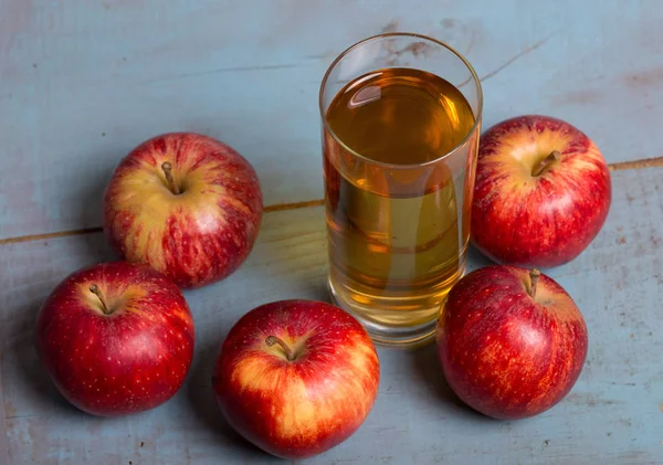 Glas Apfelsaft und rote Äpfel — Stockfoto