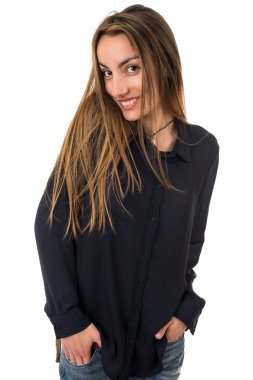 Genç, sıradan, güzel bir kadın, beyazlar içinde.