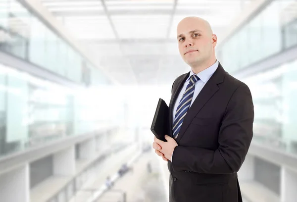 Orgulloso hombre de negocios con una tableta PC, en la oficina — Foto de Stock