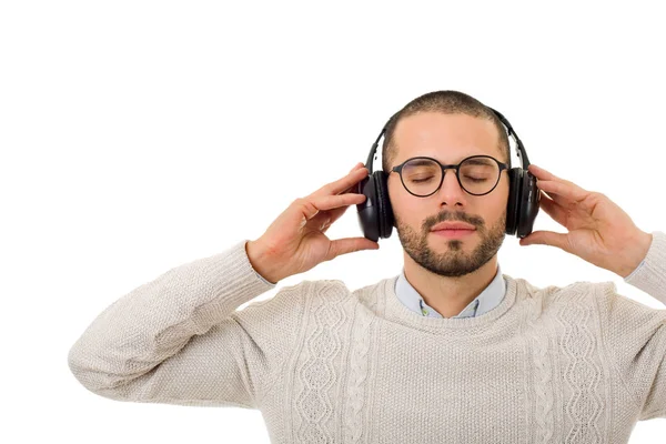 Jeune homme décontracté écoutant de la musique avec écouteurs, isolé — Photo