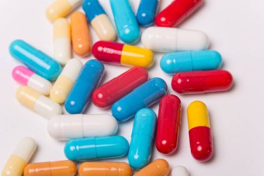 farklı tabletler haplar kapsül yığınları karışık terapi ilaçları