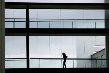 Modern ofis binası iç genç işkadını görünümünü siluet