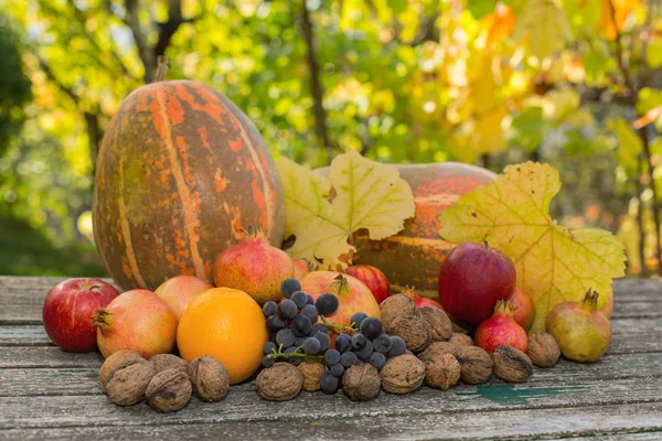 Herbstfrüchte auf einem Holztisch, im Freien — Stockfoto