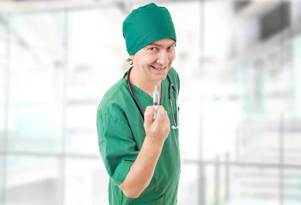 Gekke dokter met een spuit in het ziekenhuis — Stockfoto