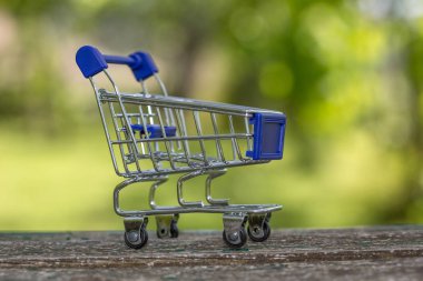 küçük alışveriş sepeti, ahşap bir masa stüdyo resmi