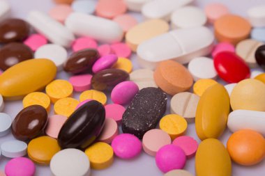 farklı tabletler haplar kapsül yığınları karışık terapi ilaçları