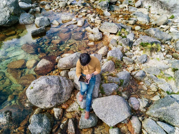 Adam nehirde tablet pc ile — Stok fotoğraf
