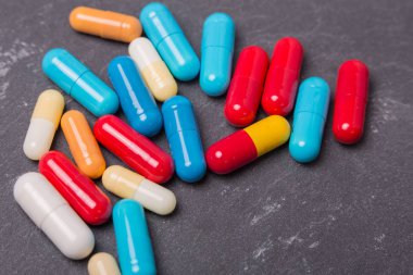 farklı tabletler haplar kapsül yığınları karışık terapi ilaçları