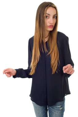 Genç, sıradan, güzel bir kadın, beyazlar içinde.