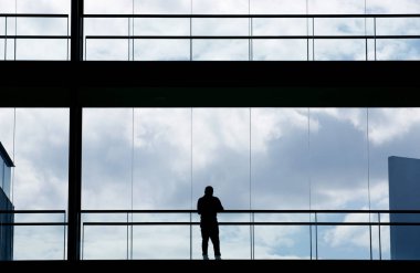 Bir modern ofis binası iç bir işadamı görünümünü siluet