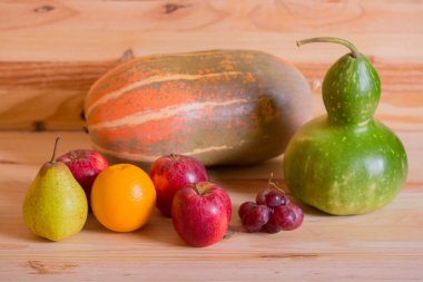 Tahta masadaki meyveler, stüdyo resmi.