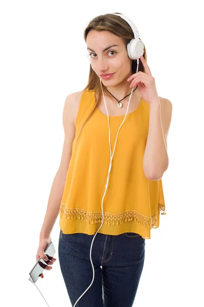 Красивая молодая женщина слушать музыку с наушниками, изолированные — стоковое фото