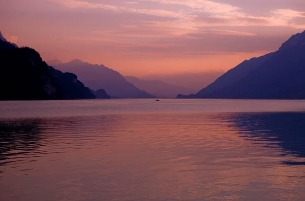 Jezioro Szwajcarskie o zachodzie słońca w Brukseli, Szwajcaria — Zdjęcie stockowe