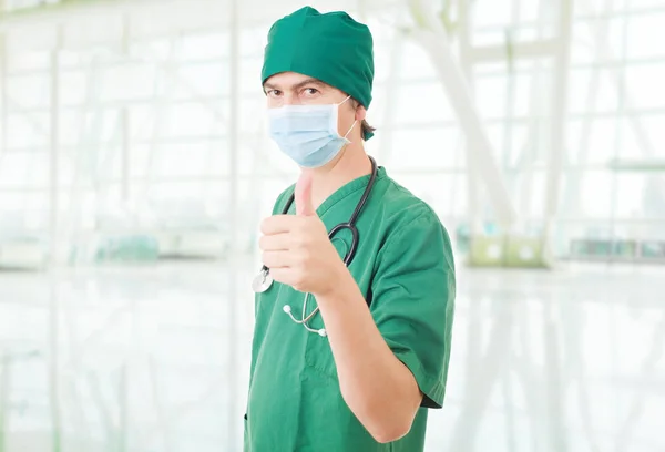 Szczęśliwy lekarz Wyświetlono kciuk w górę, w szpitalu — Zdjęcie stockowe