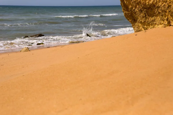 Красивый пляж в Албуфейре, Алгарве, юг Португалии — стоковое фото