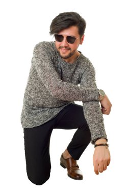 adam beyaz arka plan üzerinde izole diz