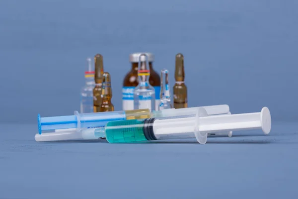 Injekční stříkačky s ampulemi drog — Stock fotografie