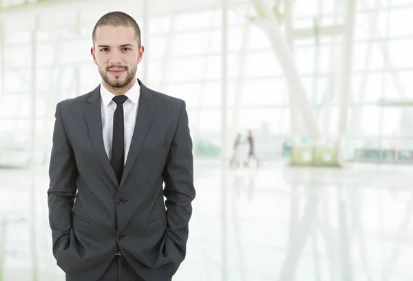 Glücklicher Geschäftsmann Porträt im Büro — Stockfoto