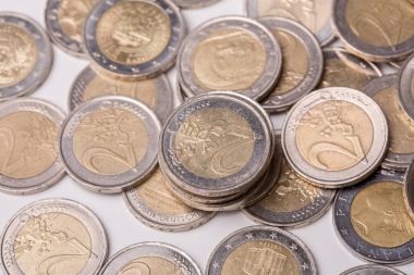 Avro paralarının büyük bir kısmının üst görünüm resmini kapat.