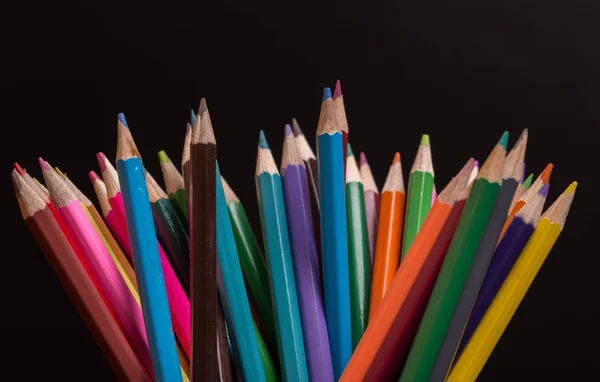 Dřevěné barevné tužky, na tmavém pozadí — Stock fotografie